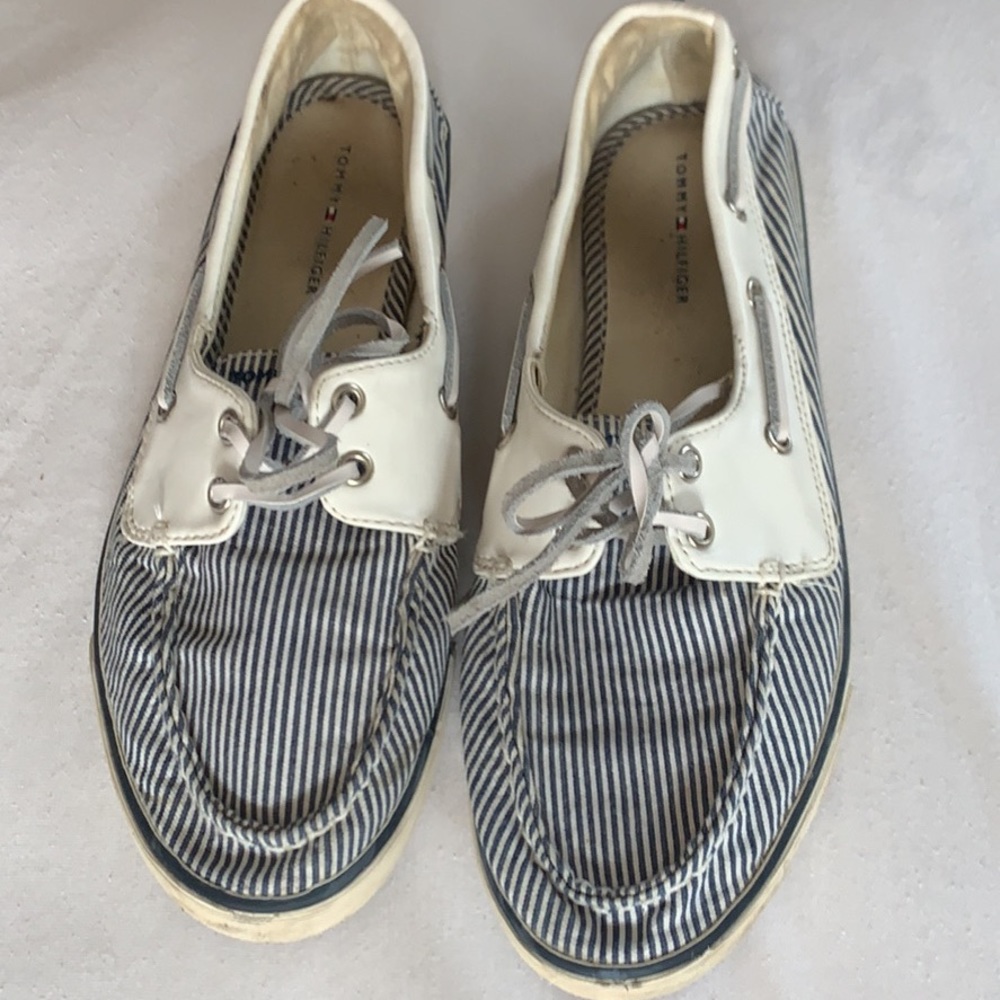 Tommy Hilfiger boat shoes- size 8 - great shape!